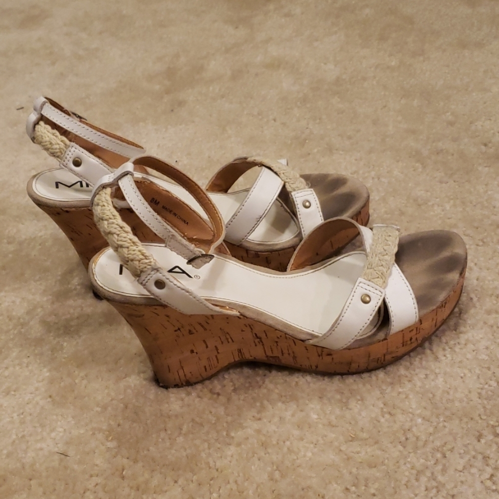 Wedged shoes